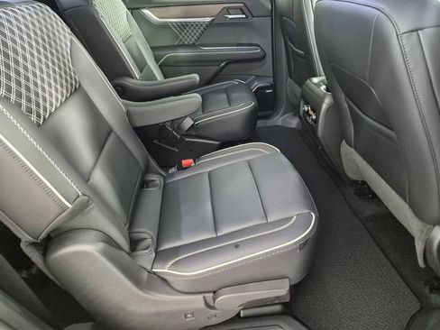 Used 2025 GMC Acadia Denali FWD image 32