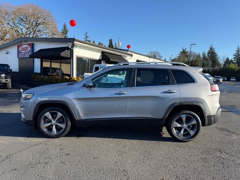 Used 2020 Jeep Cherokee Limited w/ Luxury Group FWD image 4