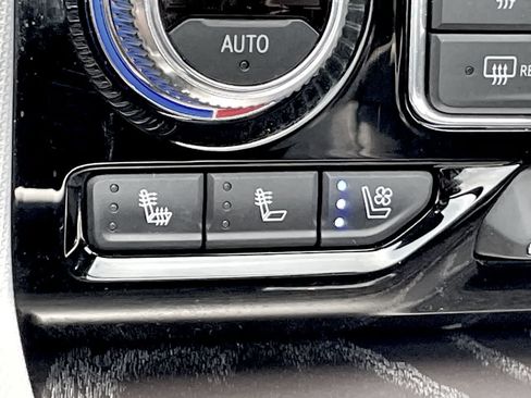 Used 2022 GMC Yukon XL Denali AWD/4WD image 24