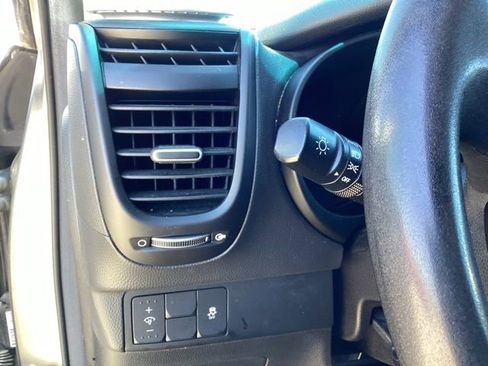 Used 2015 Kia Soul FWD image 28