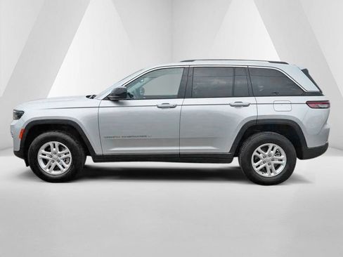 Used 2022 Jeep Grand Cherokee Laredo w/ Luxury Tech Group I AWD/4WD image 4