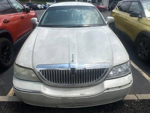 Used 2004 Lincoln Town Car Signature RWD image 2