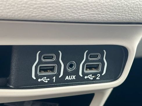 Used 2023 Chrysler Pacifica Touring-L FWD image 31