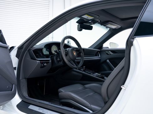 Used 2020 Porsche 911 Carrera image 4