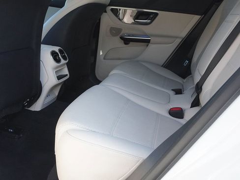 Used 2023 Mercedes-Benz GLC 300 4MATIC image 34