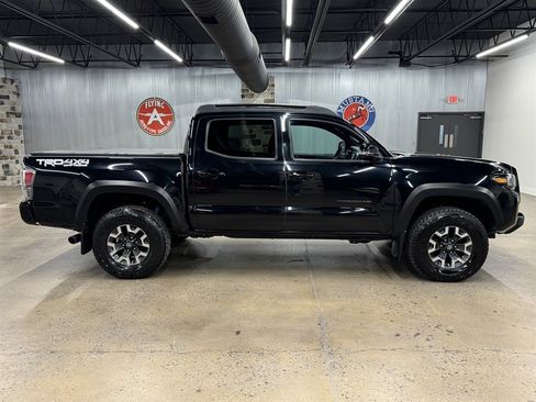 Used 2023 Toyota Tacoma TRD Off-Road w/ Technology Package AWD/4WD image 16