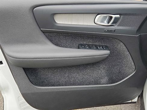 Used 2025 Volvo XC40 B5 Plus image 12