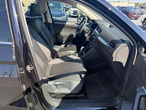 Used 2023 Volkswagen Tiguan SE w/ Panoramic Sunroof Package image 25