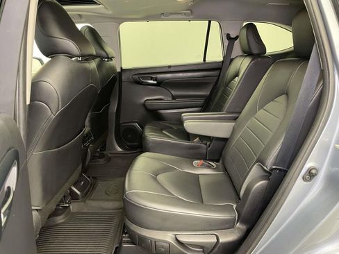 Used 2020 Toyota Highlander XLE image 19