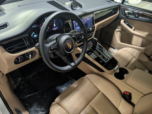 Certified 2025 Porsche Macan image 4