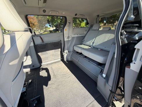 Used 2013 Toyota Sienna XLE w/ Premium Pkg FWD image 9