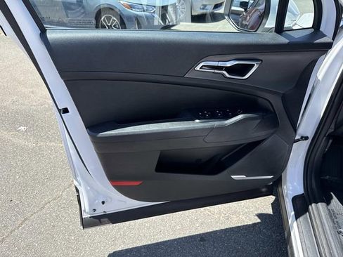 Used 2025 Kia Sportage LX FWD image 13