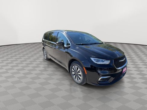 Used 2024 Chrysler Pacifica Limited FWD image 2