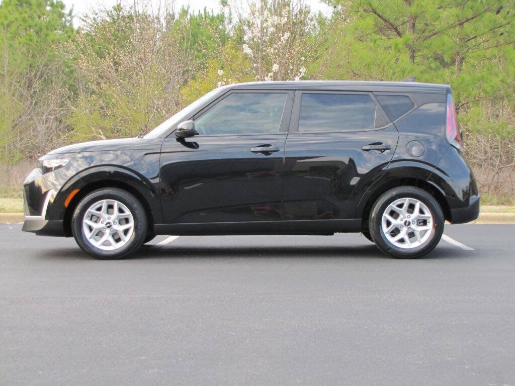 Used 2024 Kia Soul LX w/ Option Group 015 FWD image 5