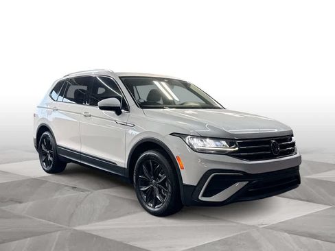 Certified 2024 Volkswagen Tiguan SE w/ Panoramic Sunroof Package FWD image 2