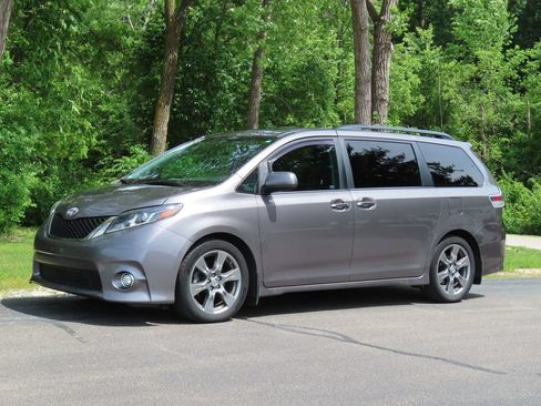 Used 2017 Toyota Sienna SE w/ SE Preferred Package FWD image 9
