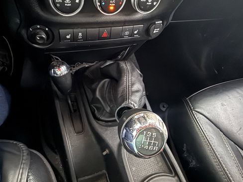 Used 2014 Jeep Wrangler Unlimited Rubicon image 33