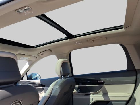 Used 2025 Lincoln Nautilus Reserve image 10