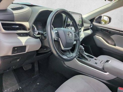 Used 2022 Toyota Highlander LE FWD image 10