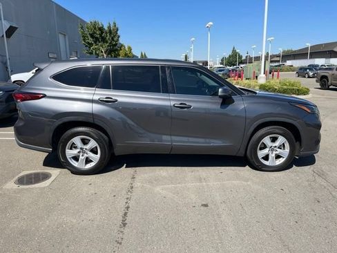 Used 2022 Toyota Highlander LE FWD image 3