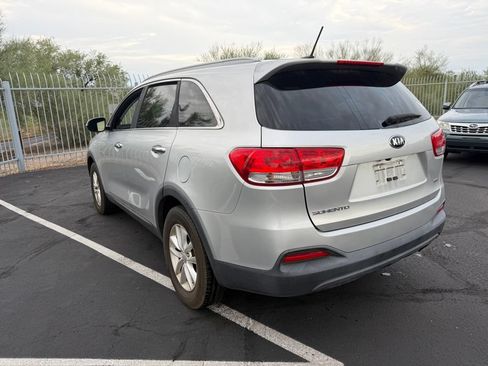 Used 2017 Kia Sorento FWD image 5