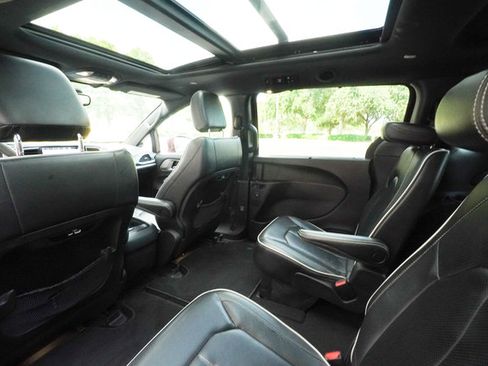 Used 2022 Chrysler Pacifica Limited w/ S Appearance Package FWD image 24