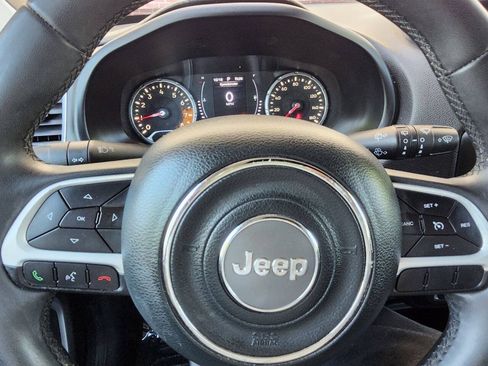 Used 2018 Jeep Renegade Latitude FWD image 12