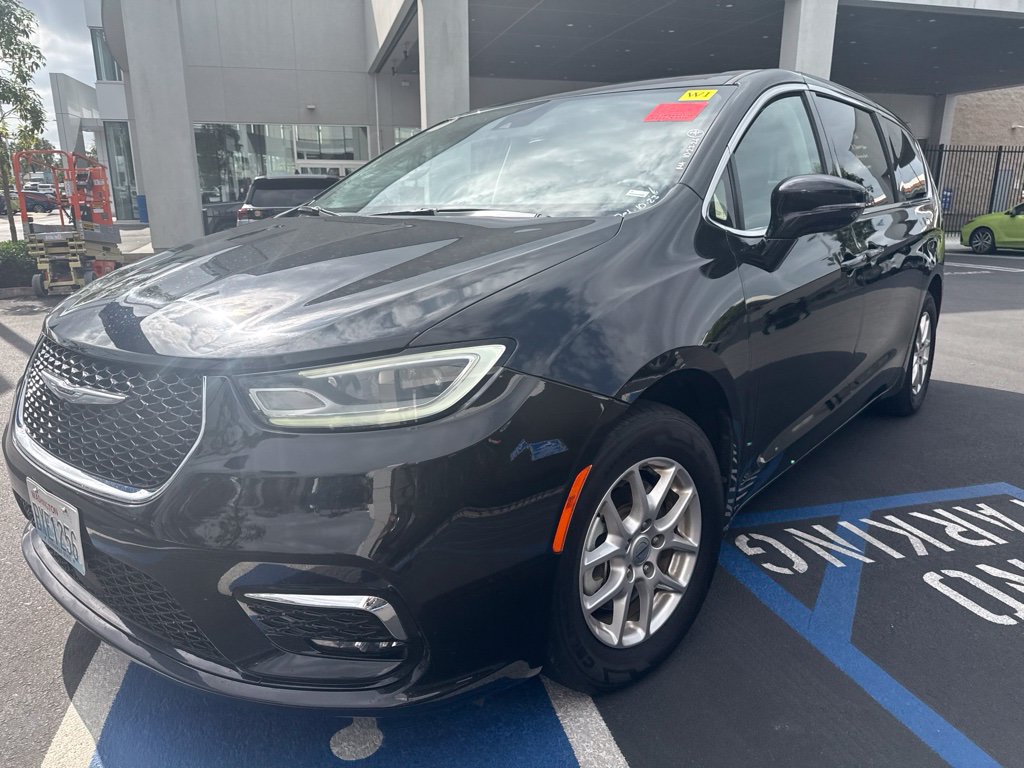 Used 2024 Chrysler Pacifica Touring-L FWD image 2