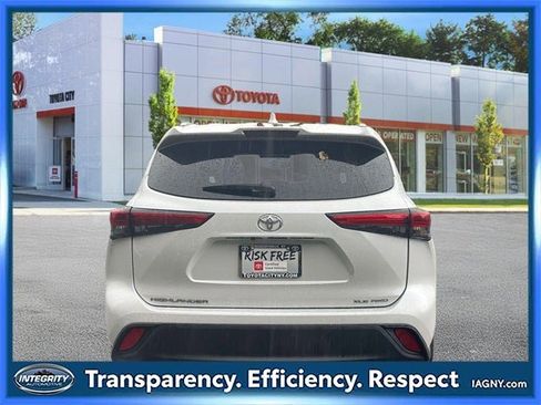 Certified 2022 Toyota Highlander XLE image 7