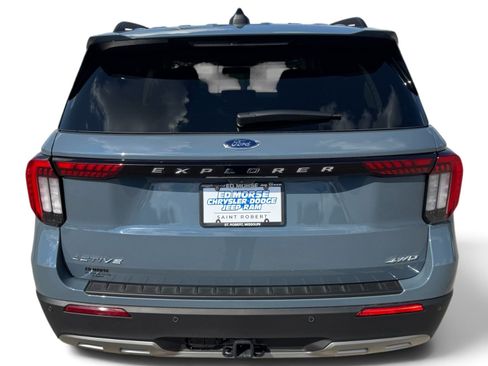 Used 2025 Ford Explorer Active w/ Active Comfort Package AWD/4WD image 3