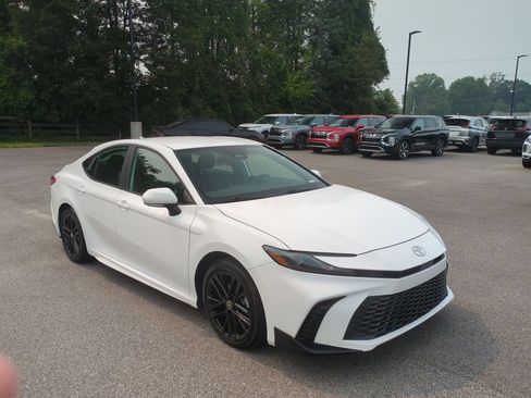 Used 2025 Toyota Camry SE FWD image 3