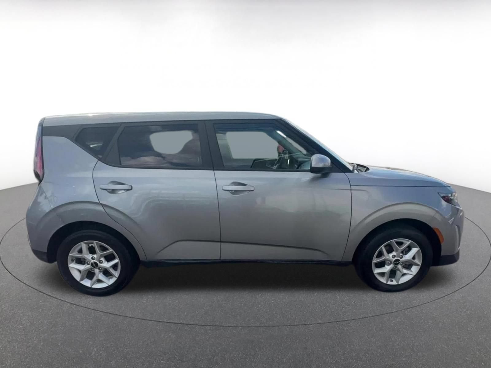 Used 2025 Kia Soul LX w/ LX Technology Package FWD image 15