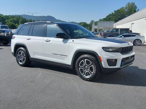 Used 2022 Jeep Grand Cherokee Trailhawk AWD/4WD image 2