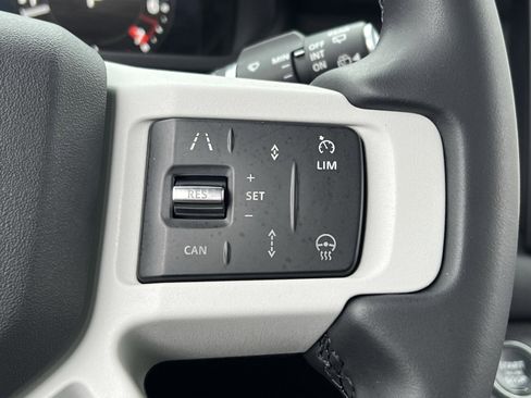 Used 2025 Land Rover Defender 110 S image 27