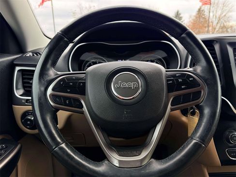 Used 2019 Jeep Cherokee Latitude w/ Cold Weather Group image 17