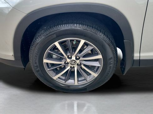 Used 2019 Toyota Highlander XLE image 10