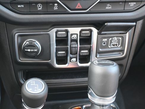 New 2025 Jeep Gladiator Sport image 17