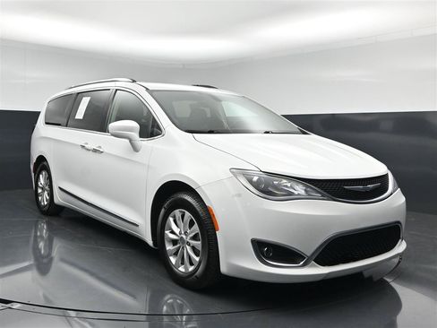 Used 2018 Chrysler Pacifica Touring-L FWD image 3