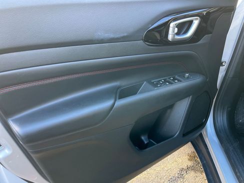 Used 2025 Jeep Compass Trailhawk image 18