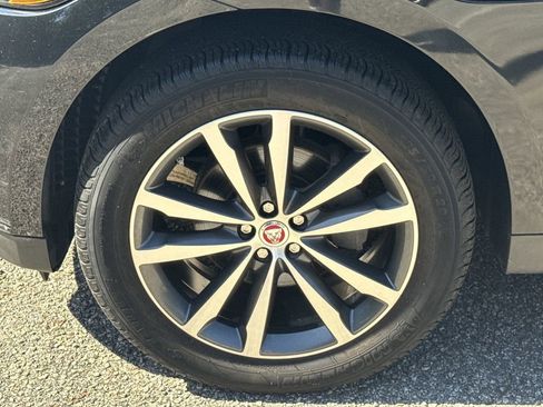 Used 2020 Jaguar F-PACE Premium image 11