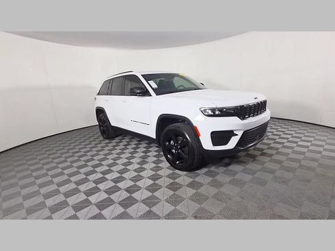 Used 2023 Jeep Grand Cherokee Altitude RWD image 34