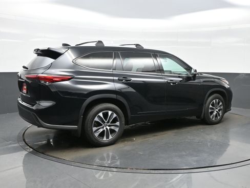 Used 2022 Toyota Highlander XLE image 6