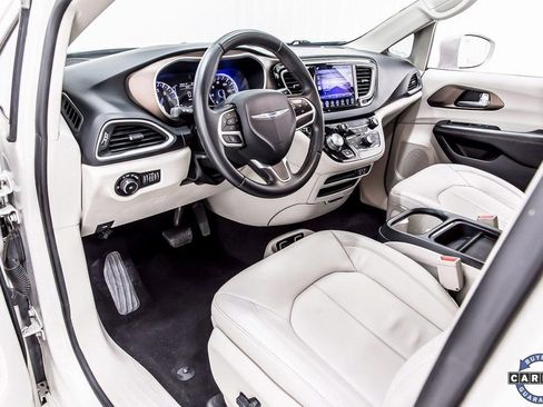 Used 2017 Chrysler Pacifica Touring-L image 25