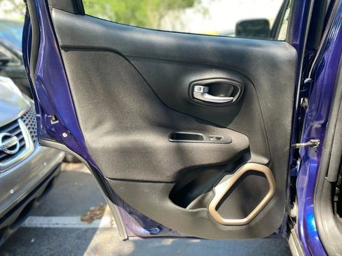 Used 2016 Jeep Renegade Latitude FWD image 32