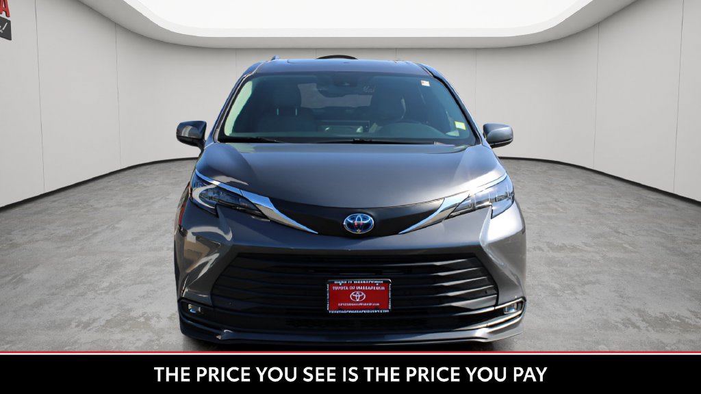 Certified 2025 Toyota Sienna XLE FWD image 8