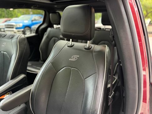 Used 2023 Chrysler Pacifica Limited w/ S Appearance Package FWD image 9