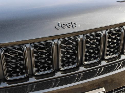 Used 2024 Jeep Grand Cherokee Altitude AWD/4WD image 5