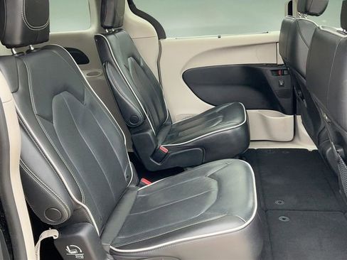 Used 2023 Chrysler Pacifica Limited FWD image 20