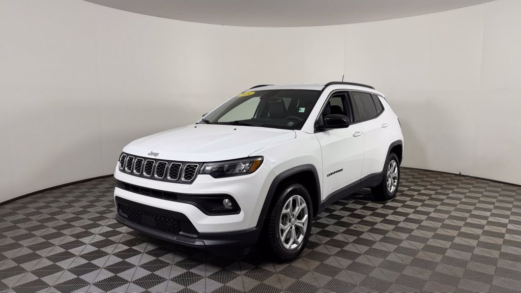 Used 2024 Jeep Compass Latitude AWD/4WD image 3