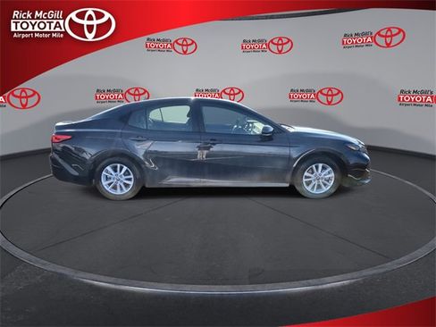Used 2025 Toyota Camry LE image 9